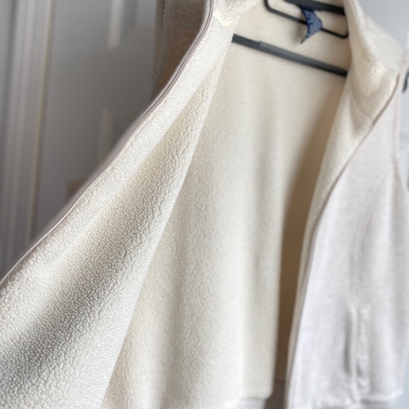 Warm, soft, stylish vest. Polyester fleece lined. - Picture 4 of 8